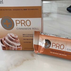 New In Box Cinnamon Roll Pro Bars Thrive LeVel